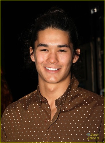 sofia-carson-booboo-stewart-aladdin-takeover-nyc-0