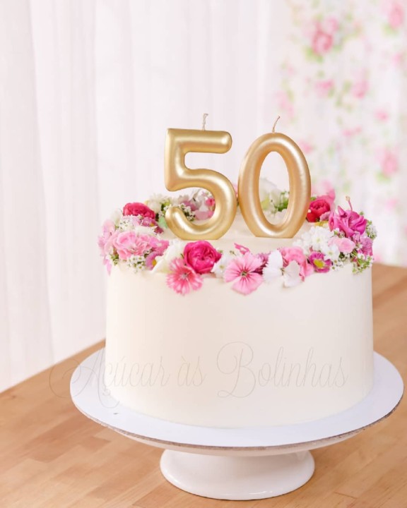 Bolo de 50 anos feminino branco com flores