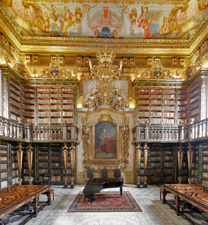Interior da Biblioteca Joanina. Op. cit. 65.png