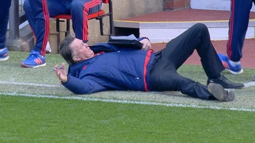 LVG_dives_on_the_t_2714056n.jpg