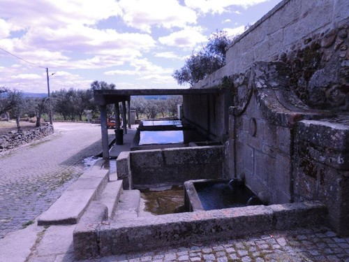 Chafariz antigo e Tanques - Sezures.jpg