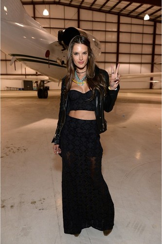 alessandra-ambrosio-coachella-vogue-13apr15-getty_
