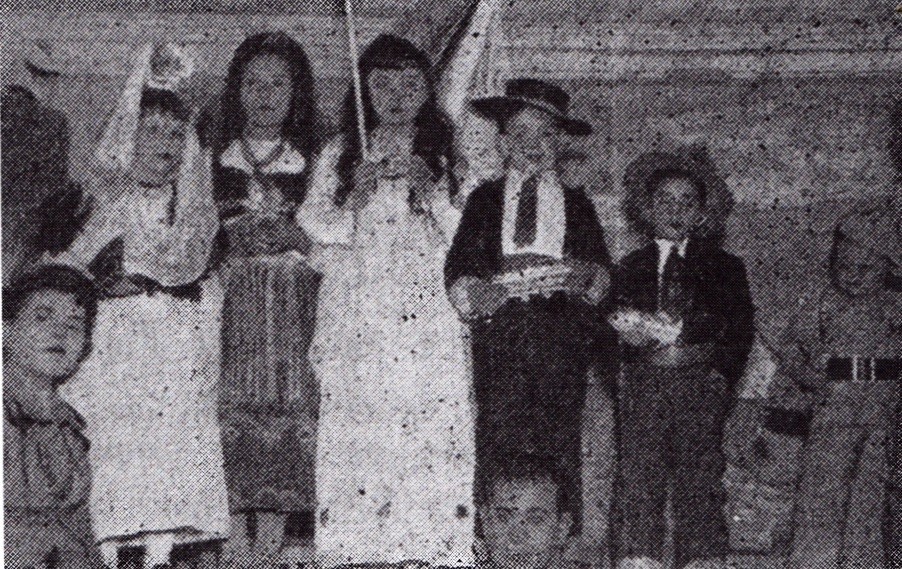 Criancas das Escolas de Amora mascaradas principio