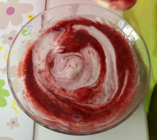 iogurte com calda de morango.jpg iogurte com calda de morango.jpg