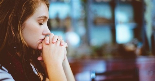 girl-praying-church.jpg