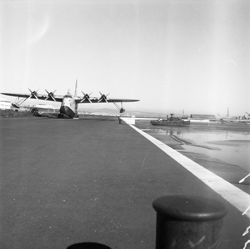 Aeroporto de Cabo Ruivo, vendo-se um hidroavião p