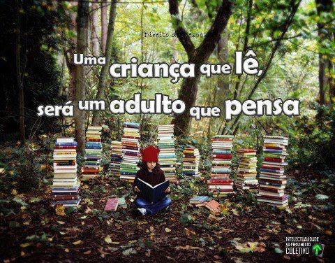 uma criança que lê