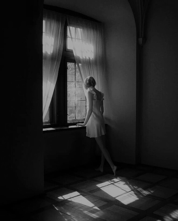 black-and-white-window-girl-light-the-darkness-mon