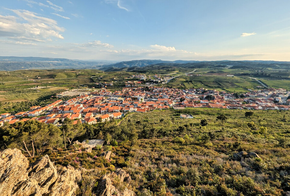Flores Vila Flor2 paisagem vista da vila.jpg