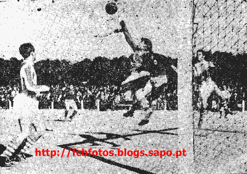 1956-57-torreense-fcb-pinheiro defende.png