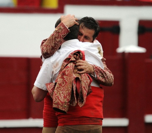 Abraço emocionado do cabo Adalberto Belerique...