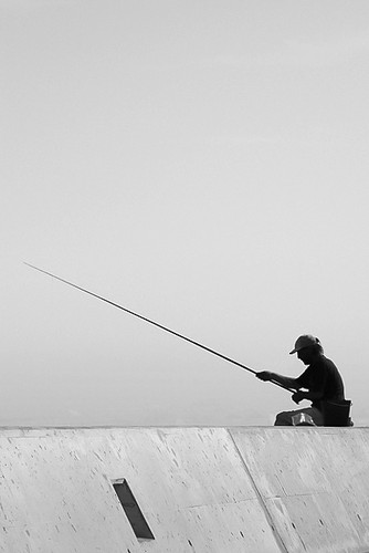 O José Grande, à pesca no Porto de São Fernando...