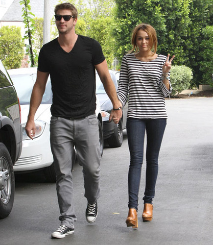 54826661e3d28_-_mcx-miley-cyrus-street-style-001-x