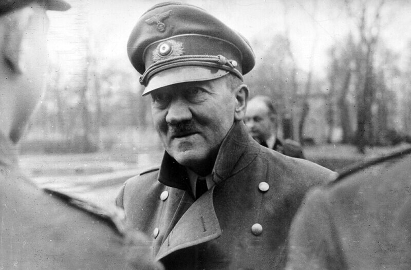 Adolf_Hitler,_20._april_1945.jpg_(2).jpg