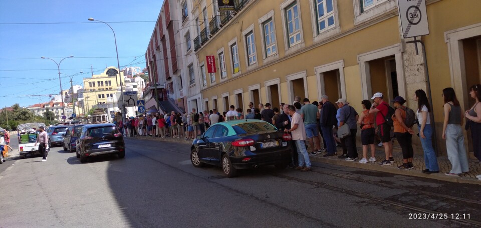 Turistas para carreira 28 no Martim Moniz.jpg