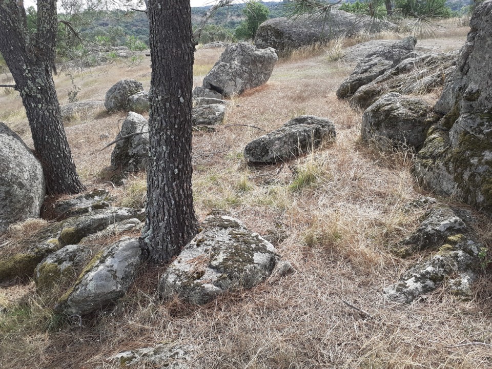 Pedras a esmo. Foto Original. 2021.10.09.jpg