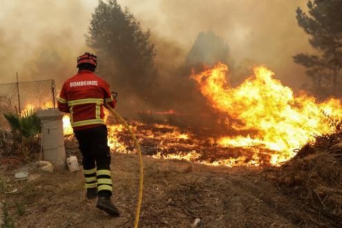 bombeiros_durante_o_combate_as_chamas_do_incdio_da bombeiros_durante_o_combate_as_chamas_do_incdio_da
