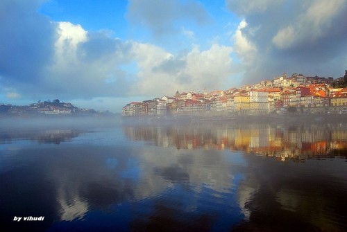 A neblina no rio, o casario ao longe...