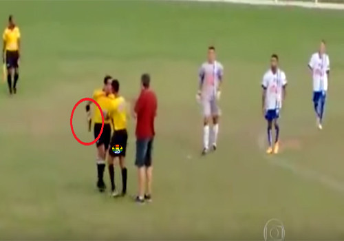 HD Árbitro saca de pistola a meio do jogo.jpg