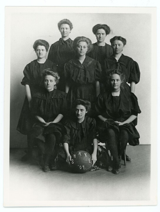 “Shakespearean Basketball Team”, 1909, in the University of Northern Iowa Photograph Collection, Box 10, Folder 1, ORG 5 Literary Societies, Shakespearean, Rod Library, University of Northern Iowa.