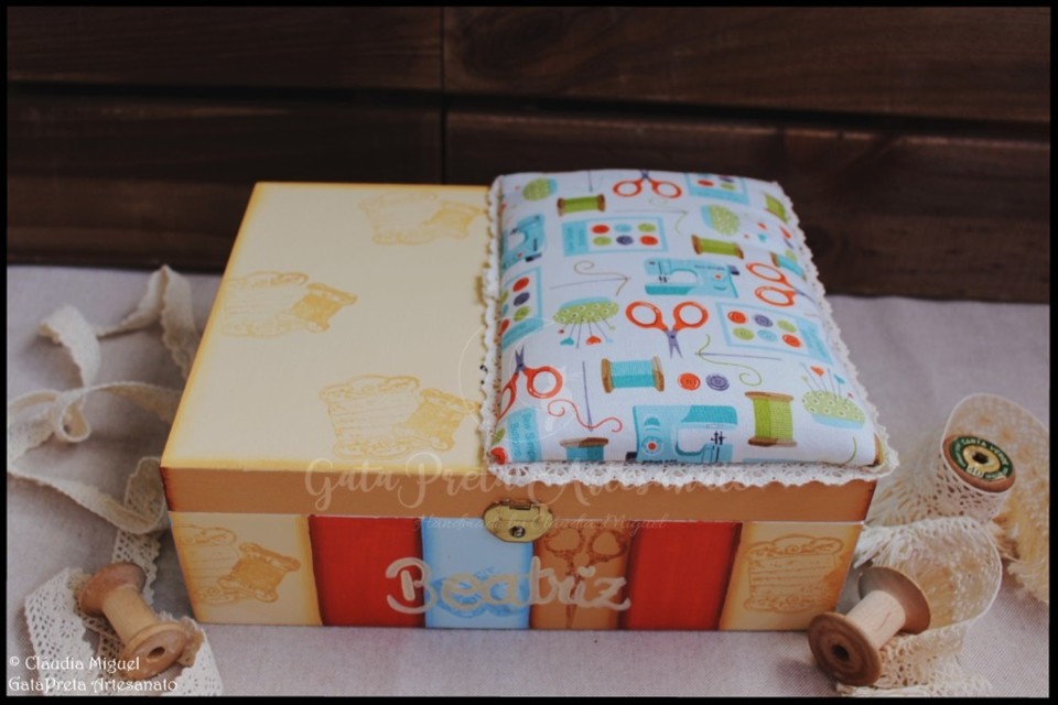 Caixa de costura Tesoura, agulha e dedal1.jpg