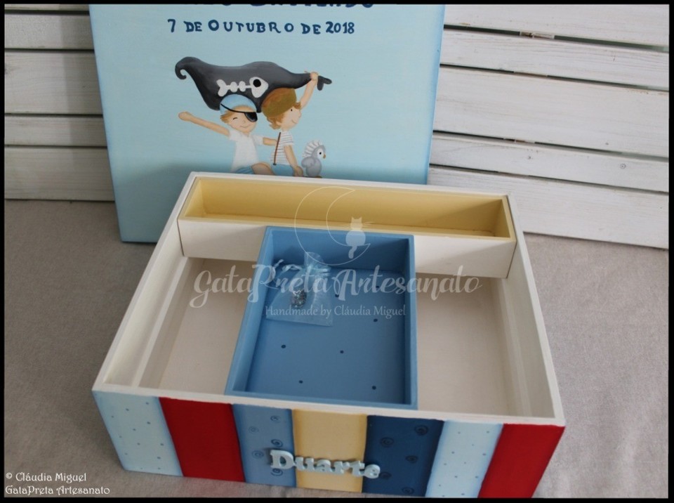 Caixa de batizado Dois Piratinhas3.JPG