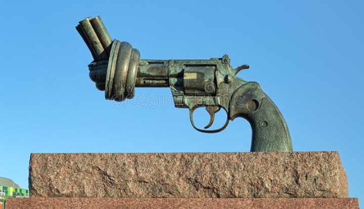 escultura-de-armas-ou-não-violência-em-malmo-su