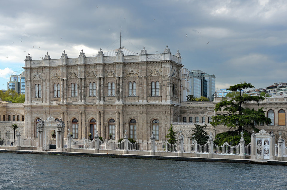 Dolmabahçe_Palace_and_Sultans_gate_april_19_2014.