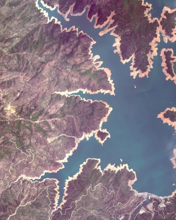 Água baixa em Lake Shasta, Califórnia.jpeg