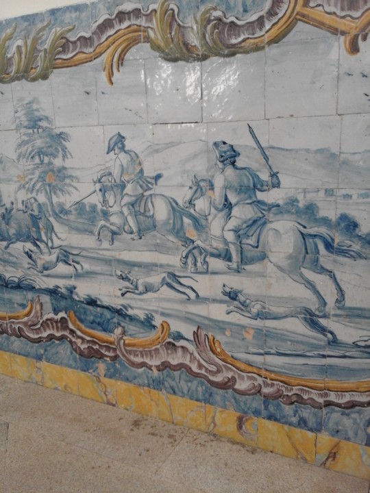 Foto Original. Azulejo num palácio. Antigo Liceu. *Cena de caça. 2018. 11. jpg