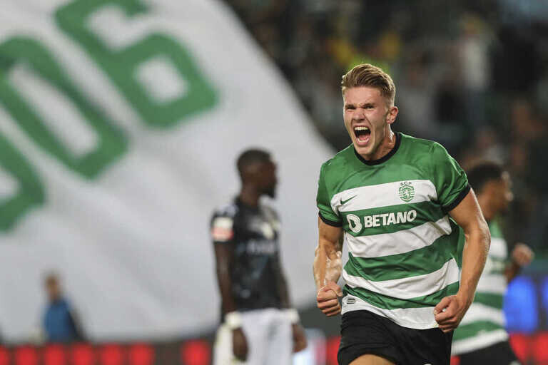 Dois Jogadores De Futebol Correndo E Dando Pontapés. Jogadores De