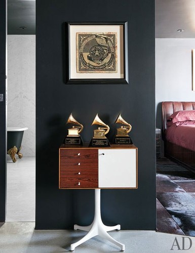 item9.rendition.slideshowVertical.adam-levine-holl