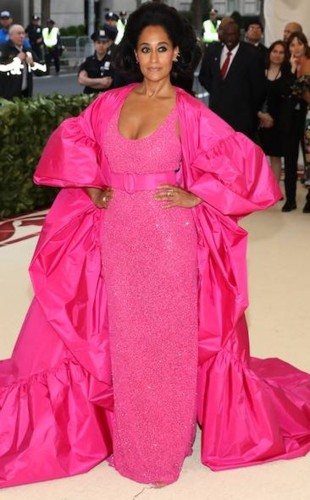 a noite estava fresquinha entao levou o edredon  p