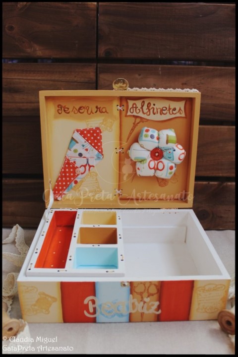 Caixa de costura Tesoura, agulha e dedal4.jpg