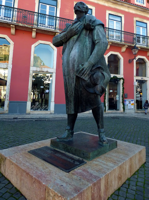Estátua de Francisco Rodrigues Lobo, em bronze, da autoria do escultor Joaquim Correia (em Leiria)