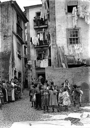 Crianças em Alfama, Beco de São Miguel 1910.jpg
