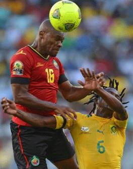 Formação da seleção nacional de futebol do mali no campo de futebol.