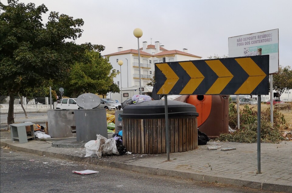 Lixo nas ruas de Beja (16).jpg