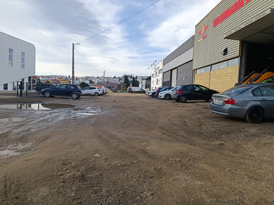 Rua no parque industrial sem alcatrão e calçada.