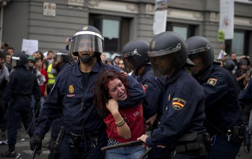 Mulher agarrada pela policia em Madrid