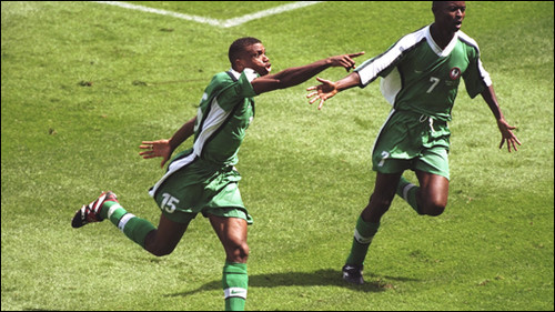 Sunday Oliseh aponta para Dosu nas bancadas/BBC Sunday Oliseh aponta para Dosu nas bancadas/BBC