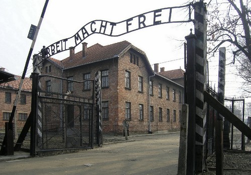 Auschwitz,_Arbeit_macht_frei.jpg