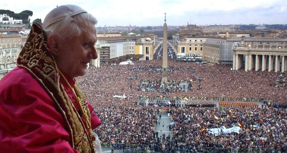Bento XVI Praça de S. Pedro.jpg