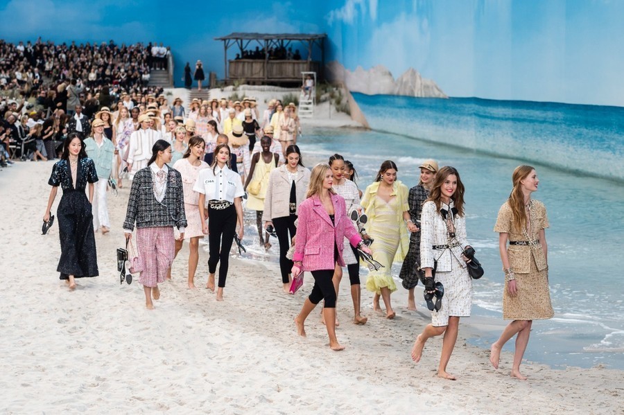 84-chanel-srping-summer-2019-beach-set.jpg