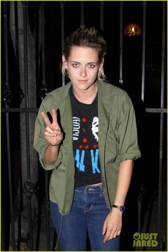 kristen-stewart-hangs-out-with-st-vincent-in-weho4