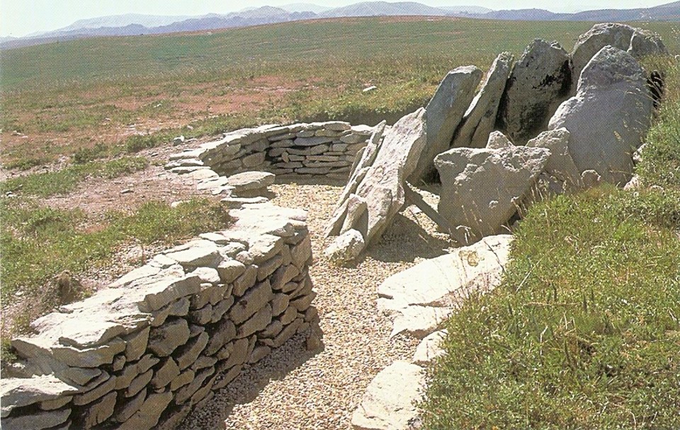 908 b dolmen alto portela pau - castro laboreiro.j