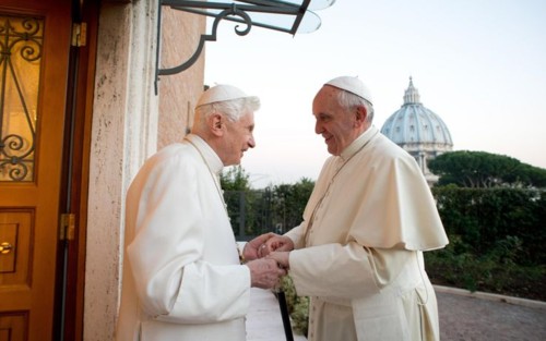 foto_papa_francesco_auguri_natale_benedetto_xvi_01