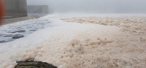 850_400_tejo-poluido-com-espuma-de-um-metro-de-alt 850_400_tejo-poluido-com-espuma-de-um-metro-de-alt