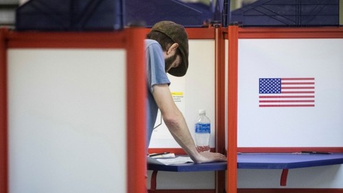 eleicoes_eua_eleitor_mesa_voto 2016