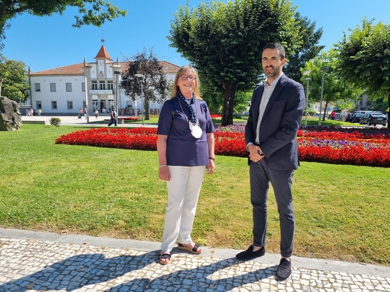 01_A mandatária Maria Ferreira com Filipe de Oliv